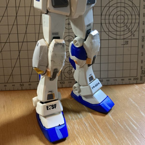 1/100でジムⅢのカスタム機を妄想してます。特長的な下腿外側のサブスラスターの仮組み終了。ガンダムMK-Ⅱバージョン1.0のジャンクパーツを流用。本来のデザインは上が尖った形状ですが、このままでいいかな？膝も黒っぽい箱が突き出ているのですが、個人的に好きではないので再現するか迷ってます。笑（1枚目）