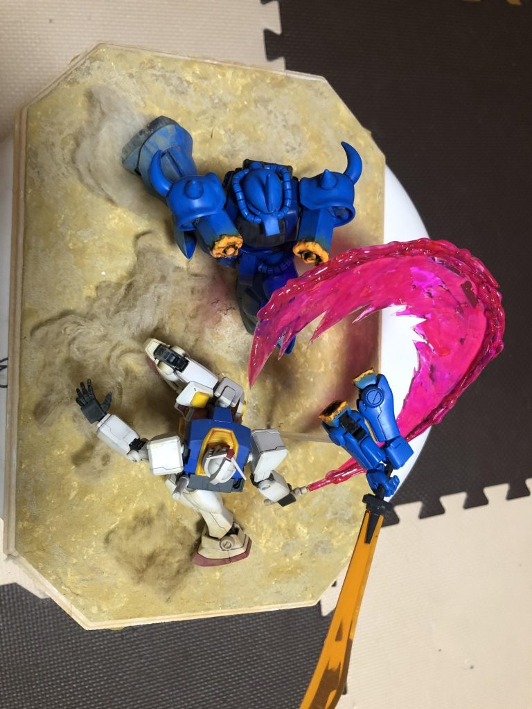 真上から。ビームサーベルは熱して曲げたプラ棒にエフェクト状に切った透明プラ板をグルーガンで接着。接着を兼ねたグルーガンでビームの形を作り、クリアピンクで塗装。