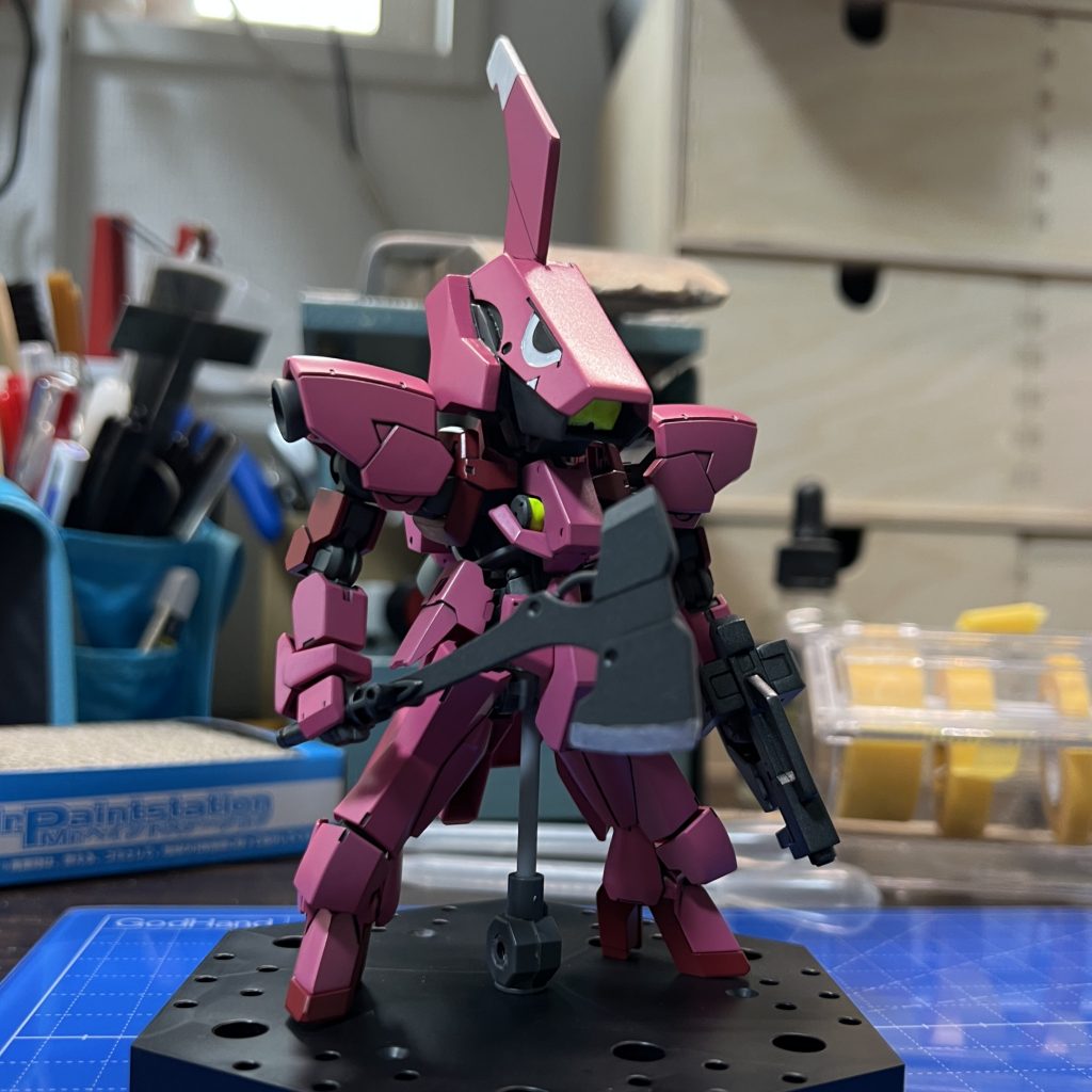 エアブラシ塗装と筆塗が完了した段階です。メインカメラとリアクターはアクリジョンの蛍光カラーで筆塗しています、アクリジョンもマジックリンで拭き取ることができるので水性ホビーカラーと同じ感覚で使っています。