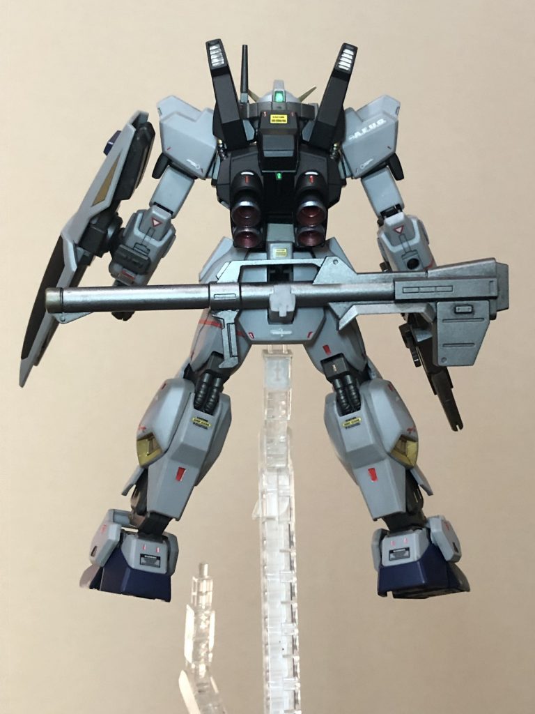 シールドの黄色部のシールは使いたく無かったので、ボーンペイントのブラスゴールドで塗装、アンテナと胸と足のダクトも併せて塗装して有ります。