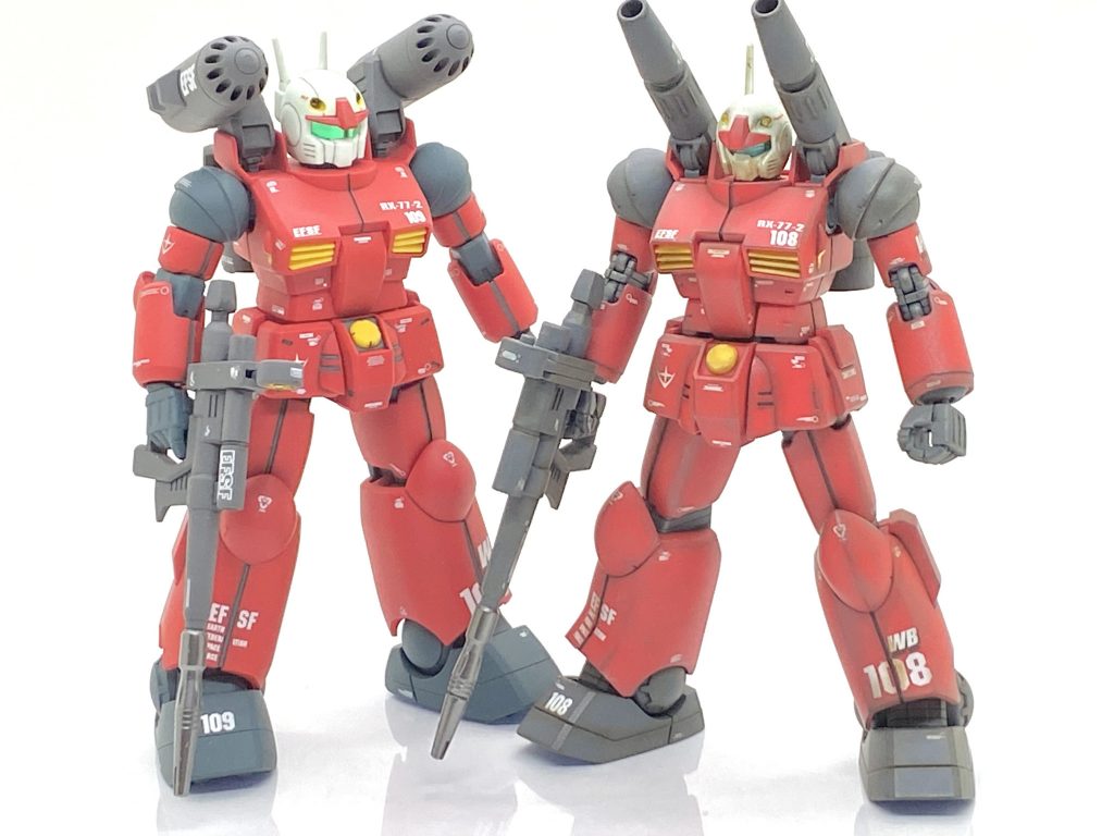 旧HGのガンキャノンと。デカール位置はほぼ同じなのですがプロポーションも仕上げの方法も全く違うから別の機体にも見えます。