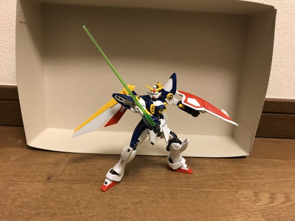 ビームサーベル一般の量産機が装備するビームサーベルと形状に大差ないが、より高出力のビーム刃を形成可能になっており、水中でも一切減衰しない程の威力を持つ。使用時には、シールド中央がくの字に曲がり、グリップが突出する。ビーム刃の色はグリーン。