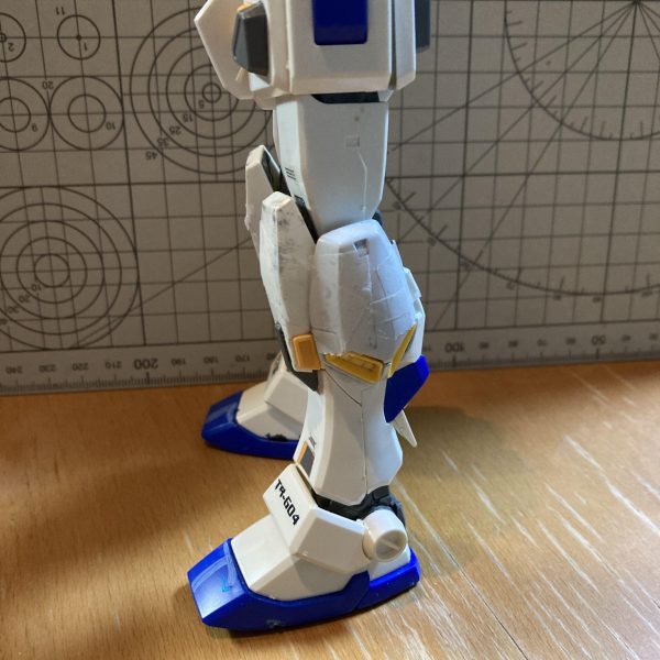 1/100でジムⅢのカスタム機を妄想してます。特長的な下腿外側のサブスラスターの仮組み終了。ガンダムMK-Ⅱバージョン1.0のジャンクパーツを流用。本来のデザインは上が尖った形状ですが、このままでいいかな？膝も黒っぽい箱が突き出ているのですが、個人的に好きではないので再現するか迷ってます。笑（2枚目）