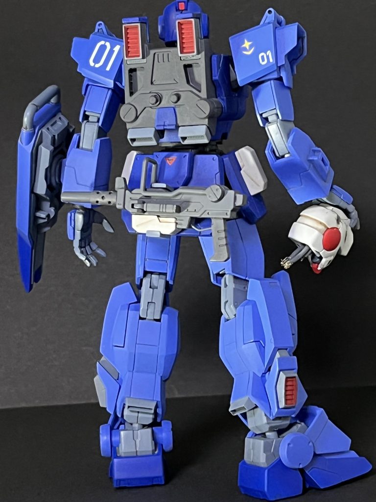 マシンガン用ガンマウントを自作、マシンガン自体もスコープ、トリガーガード等を追加陸戦型ガンダムのものをそのまま使った感じになるようマガジンは陸戦型ガンダムカラー