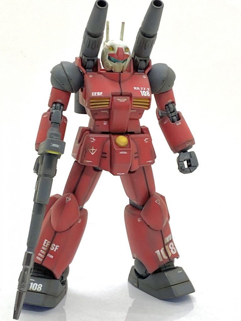 水性の焼鉄色でのチッピングが終われば、その後やりますリアルタッチマーカーとウェザリングマスターを使うグラデーションはメラニンスポンジで簡単に修正出来ますからお気楽で(笑)、こちらはウェザリングマスターのオイルを付ける際はやや派手めに付けています。後はキャノンやバルカン周りにスス、濃い色の部分は赤錆とチタンのウェザリングマスターをほんのり付ける程度にしてこれでお気楽汚しは完成です。エナメル塗料でのウェザリングと違い、水性とパステルなのでテンションが掛かる場所のパーツでも割れる心配が全く無く、安心してしかも早く出来る事が出来ます(汚しは全部で2時間半程度で終わっています)。