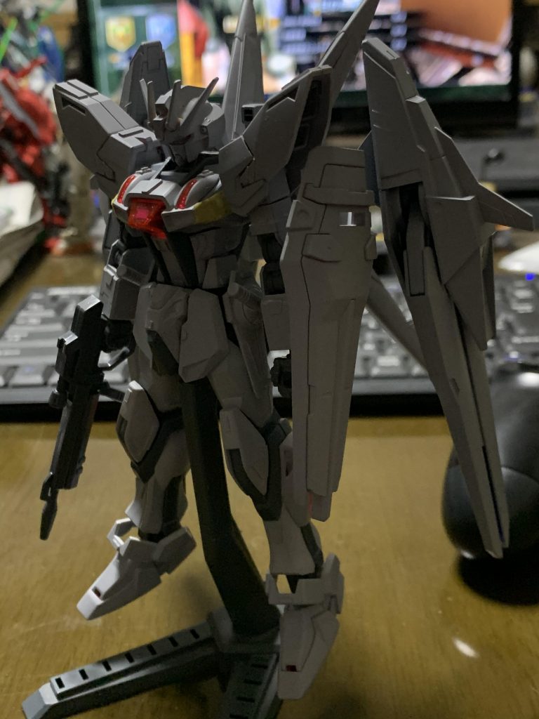 初期案何となく物足りなさを感じ、胴体の改修とバックパックを変更することになりました。