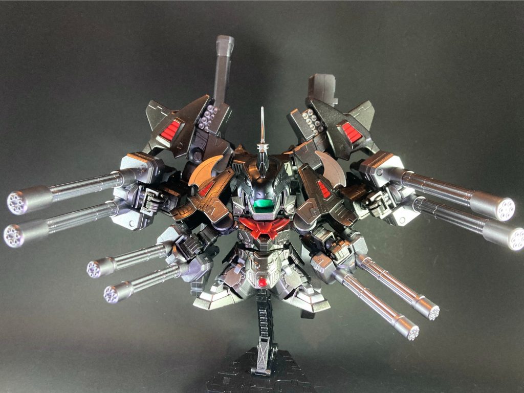 【機駕巨腕連装機関砲(ギガンティック・ダブルガトリング・アーム)】機駕五将軍が一柱・徐晃サーペント専用の重火力兵装ユニット。戦艦の火器管制システム級の絶大な砲撃戦力を有し、単騎での拠点制圧を可能とする。