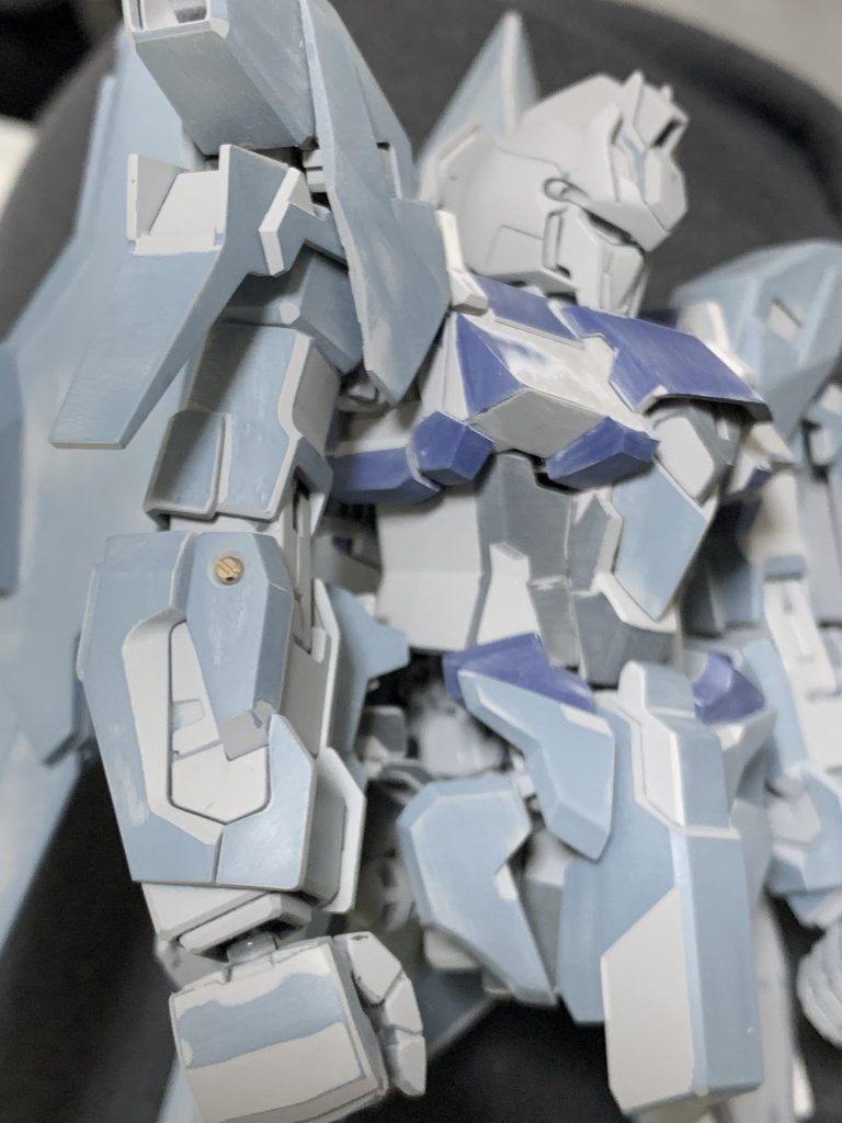 肘のメタルパーツ埋め込み!肘の〇部分は元々フレーム部分からの凸ディテールがあったのですが、それだけだと寂しいのでカットし、マイナスモールドのメタルパーツを埋め込めるように!こういうワンポイントディテールが完成した時に大事になってくると思ってます🥳