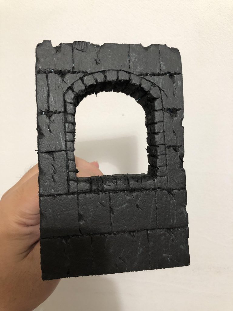 一回黒で塗って、そこから石っぽい色を塗りました