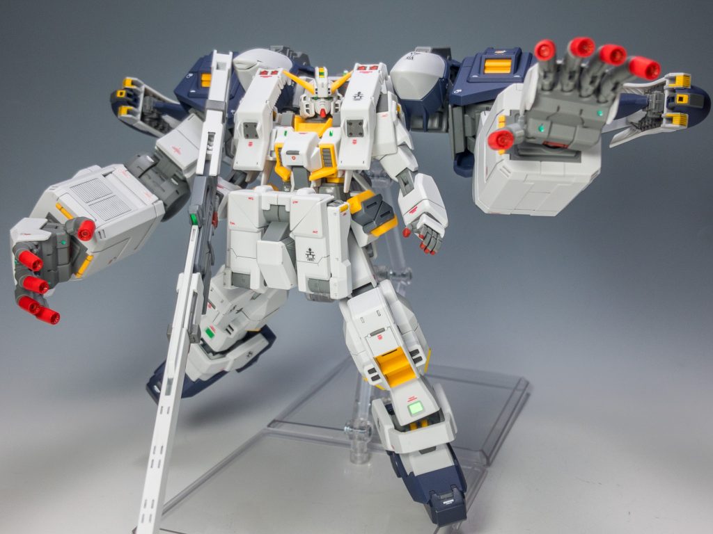 指からビームのイメージ(笑)新規造形のサイコ腕は、よく動くためポーズの幅が広がります。