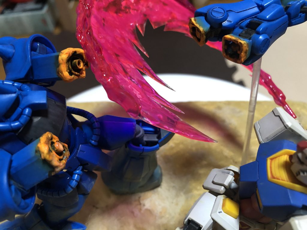 グフの腕の切断面。プラパイプやランナーを詰めてガンメタで塗装。溶けた感じはパテ盛り付け。熱で切断された瞬間を蛍光オレンジで表現。