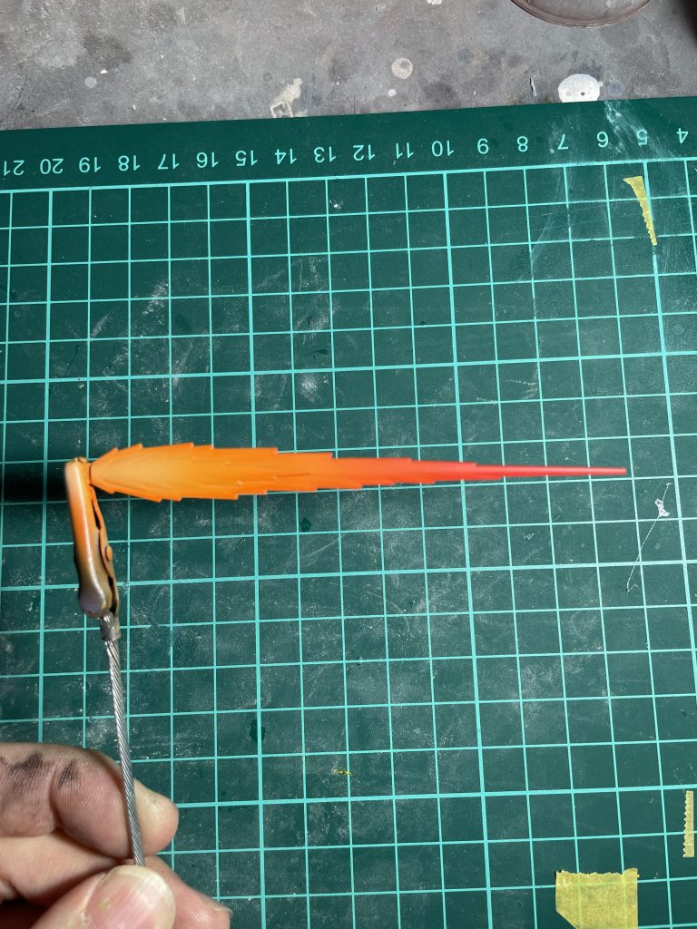 塗装なのですが最初はこの色になる予定がなかったのですがたまたまこんな感じグラデーションになったので閃いて白→オレンジ→蛍光オレンジとグラデーションすればかっこいいとなりこうなりました！