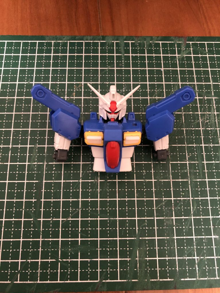 肩のバーニアは無くしました。胸も同様、閉じた状態に。例により、食パンを綴じるアレ(「バッグクロージャー」と呼ぶそうです!)をプラ板として、切り出しました。襟元のパーツを切断し、平面のみ残すことで、顎を引かすことができました。