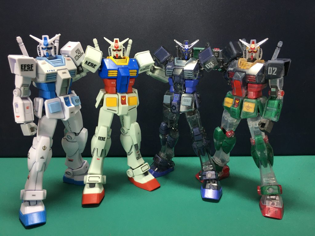 エントリーグレードももう4体目なのでみんなで肩組んでもらいました。元ネタは「ビルドファイターズ炎」の第7話でサッカー対決があったとき、バトル前にジム系機体が並んで肩組んでる場面があったので。 エントリーグレード ガンダム(リアルタイプカラー) 同 G-3ガンダム(ソリッドクリア) 同 ガンダム(スノーイメージカラー)