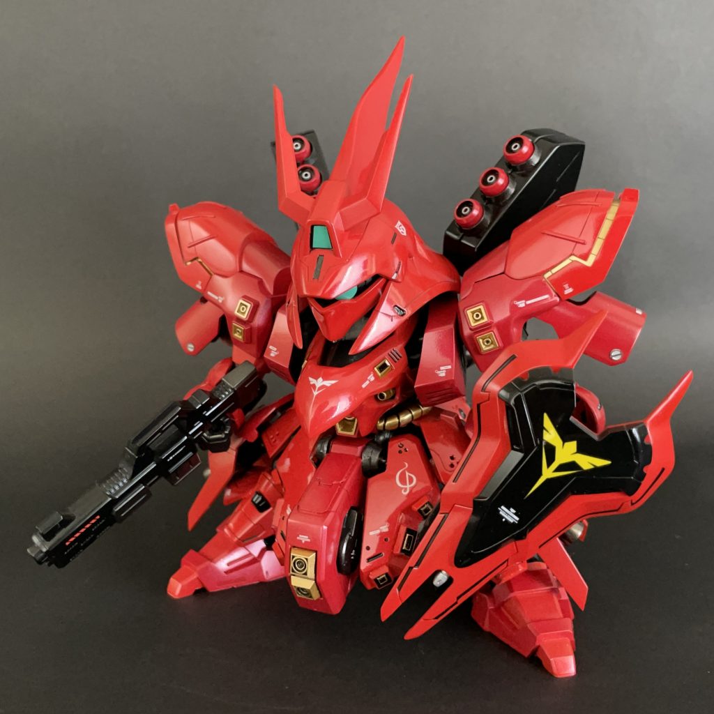 正面。言わずと知れたシャアの最終搭乗機を、決戦仕様としてアレンジしました。エコプラサザビー、SDCSナイチンゲール、HGUCサザビーのミキシングです。νと比較してギラギラの光沢塗装です。