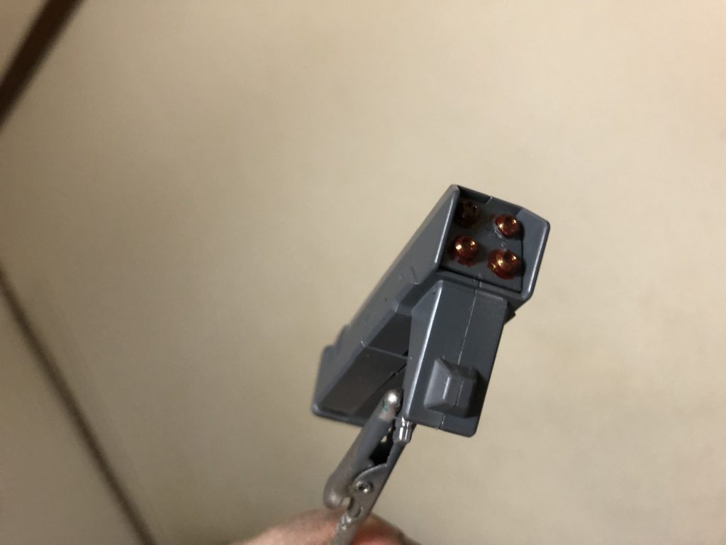 ミサイルランチャーのミサイル部のマスキングが難しいが塗料皿にガンダムマーカーの赤を出して爪楊枝でツンツンした