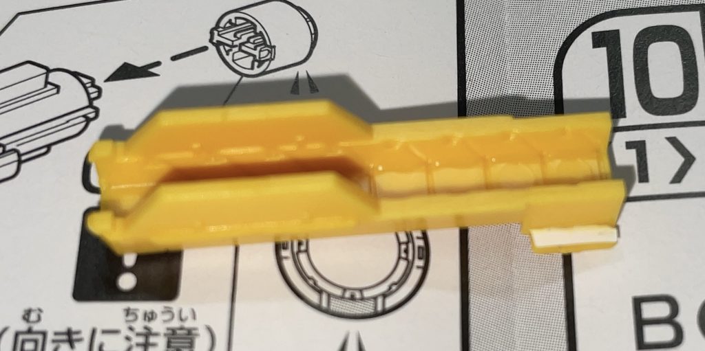 GNバズーカの上部分がキットのままではスカスカだったので、0.1mmプラ板を接着してクリアランス調整しました。