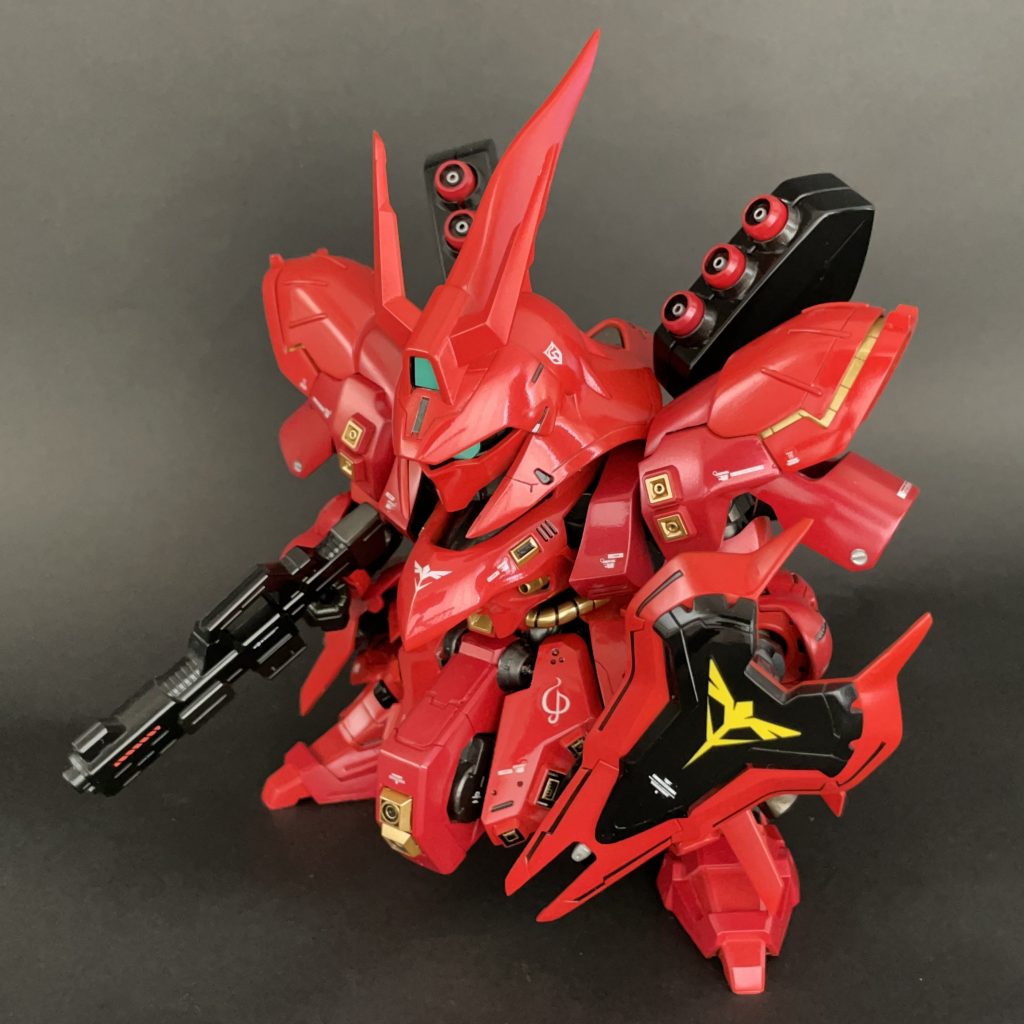 斜め上から。ファンネルコンテナは気持ちディテール追加。頭部のトサカはパテでボリュームアップしています。