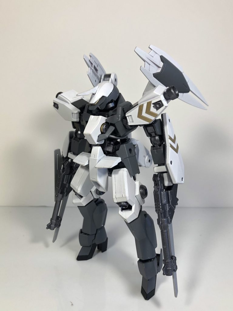 今回外装のほとんどを占めるワインレッド部はマットホワイトで、その他はジャーマングレイ、セミグロスブラックで塗装しましたまた関節や武装はガンメタルで、シールドと肩の塗り分け、エイハブリアクターはゴールドで塗装してあります