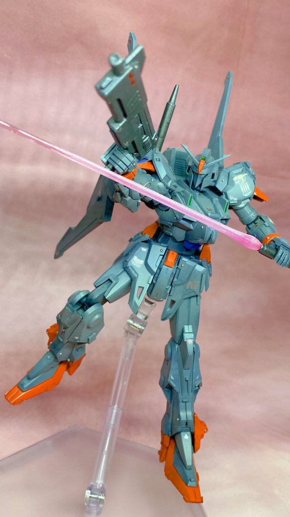 デカールは昔に出たコトブキヤのデカールユニット05と2017年頃のRGの購入キャンペーンで手に入れてたプレミアムデカールを使用してます。塗装はメカサフのスーパーヘビィを下地に装甲部にMr.colorの瓦色を薄く吹き付けして関節部と多少色味を変えました。赤色はガイアのスカーレットを使用。