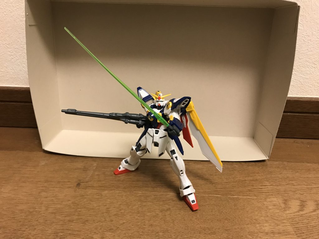 武装バスターライフル本機の特徴たる大型ビームライフル。ビームサーベルシールド内に格納している1本の近接戦闘用ビーム兵器。シールド本機の専用シールドであり、高い防御性能を持つ他、先端部が鋭利な形状になっている為、シールド自体も打突兵装としても使用できる。MA形態時には、機首およびカウリングとしても機能する。バスターライフル無しでも変形可能だが、このシールドが無くなれば変形が出来なくなる。機関砲頭部に内蔵されている。大型マシンキャノン肩部に内蔵されている。