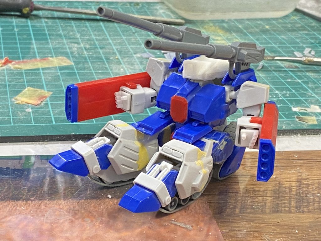 胴体はSDフレームを組み込むのに中をくり抜いてますが、短縮などはせずそのまま。腕もまんま利用してます。頭をでっかくして、脚を短くしただけでSD体型になるもんですねー。