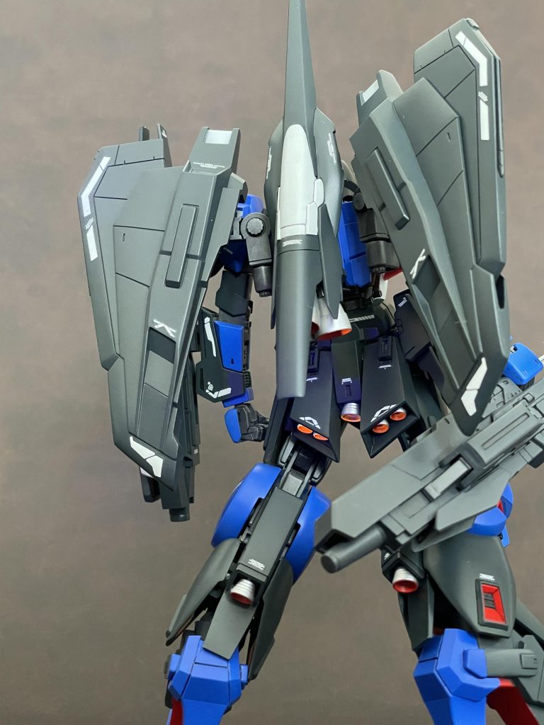 目とバーニア内は蛍光色で塗りました。配色は鉄血のヴィダールの配色です。