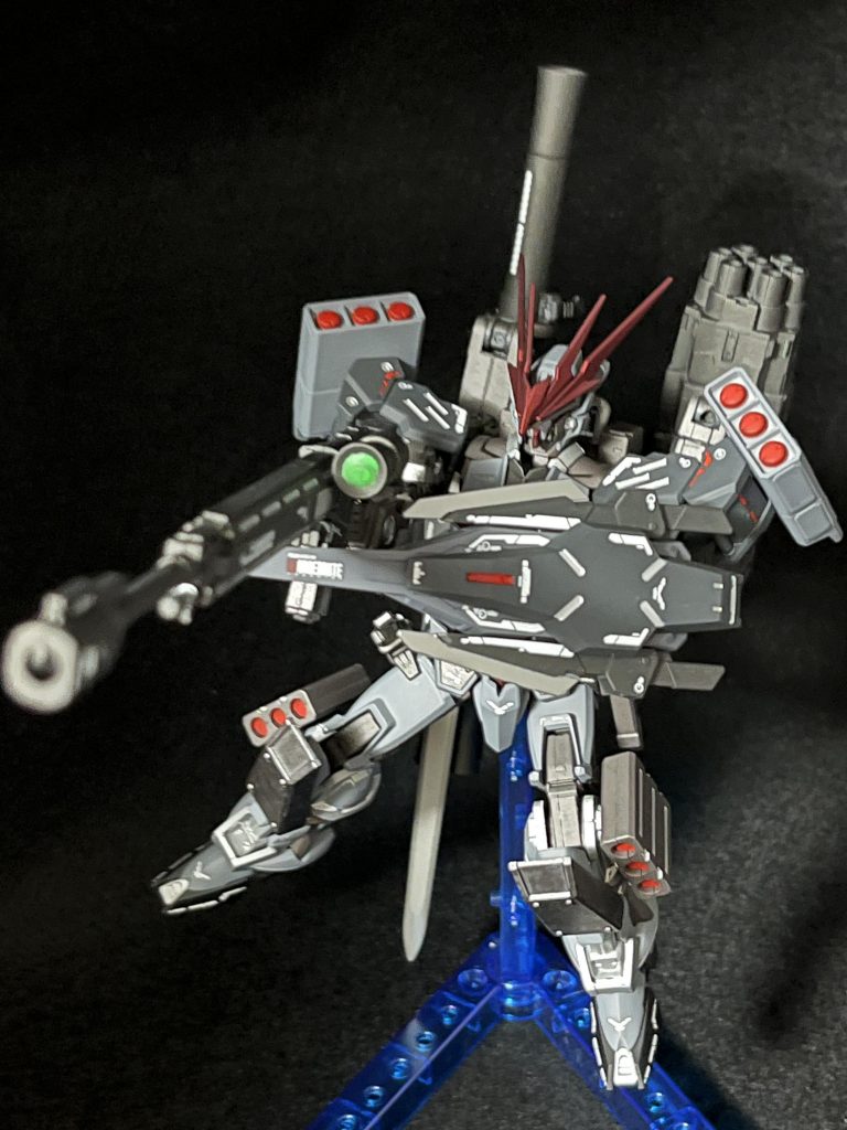 三者三様に武装を構え、戦場の空気が張り詰める。