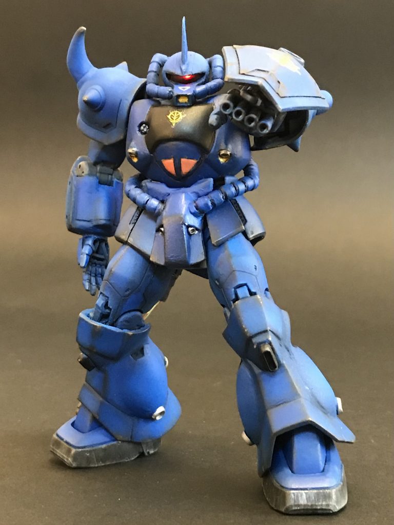 コミックで描かれた安彦節のグフはマッシブなプロポーションです。改造には既存キットに筋肉となるとパテを盛り付けて行くのが一番手っ取り早いと判断しました。パテはカッター等でサクサク削れる硬さでないと、加工が辛くなるだろうと思いエポキシ軽量タイプを選びました。塗装は、まずセミグロスブラックを全体に吹き入隅や出隅に陰影としてセミグロスブラックを微妙に残しながら上にMSライトブルー→MSブルーの順で吹き、更にタミヤのウェザリングマスターを不十分な出入隅に施した後、全体に艶消しを吹いています。モノアイは、安彦流にこだわり赤のLEDを滲ませました。