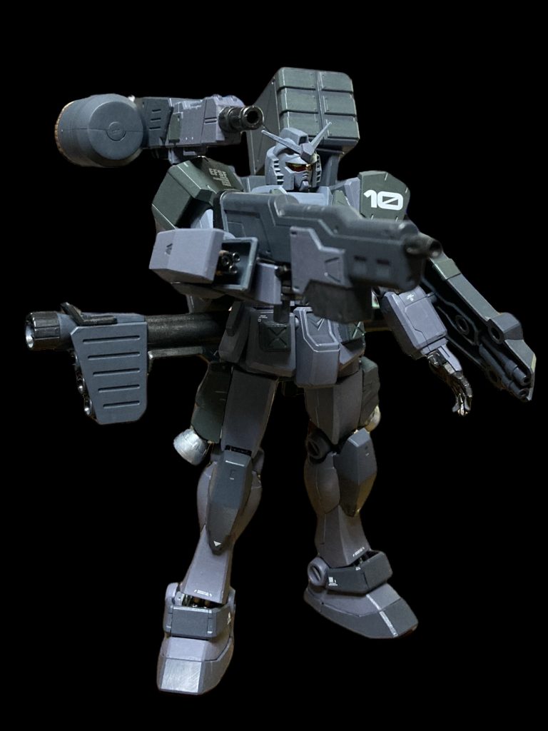 手持ち武器はビームライフルからオルフェンズのユーゴーのアサルトライフルを持ってきました。見た目もそこそこ大きく火力のある実弾武器に見えたのでこれにしました。肩のキャノンは元パーツが何かよくわかってないのですが見た目がそれっぽかったので先端に穴を開けて銃身を作りそのまま使用しました。タンクを付けたら取り回しが良さそうなキャノンの完成です。腕の3mm穴にはガトリングをつけました。武器とも干渉しないサイズでカッコいいし好きです。