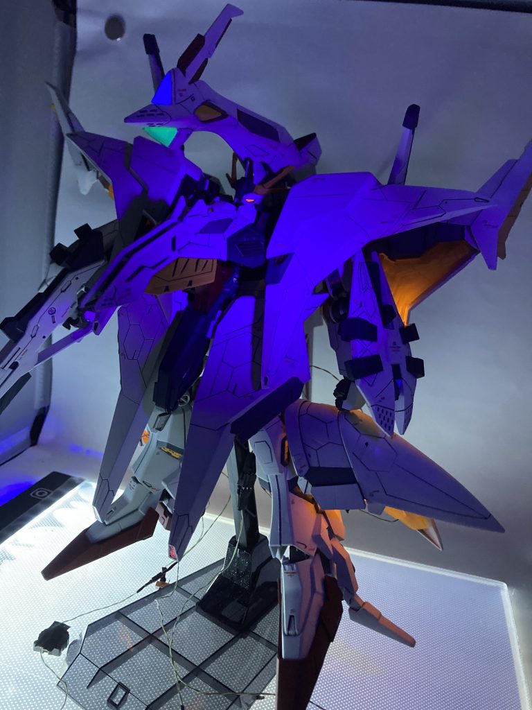 発光状態です!カメラアイ部分は蛍光塗料での塗装になるので、ブラックライトを当てると光ります🤩技術があればこっちにもライト入れたいですね😵