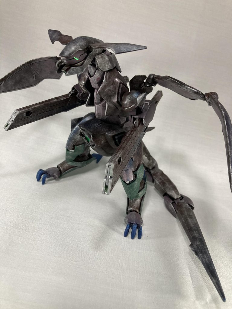 2方向からの素立ち(?)、なんとなく片目に縦傷入れてみたり