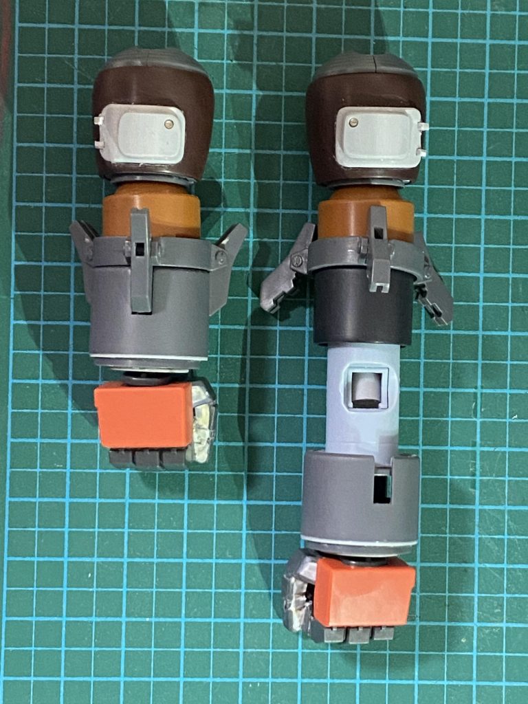 制作工程です。ミキシングは腕部のみ。 外装は上からアッガイの上腕→肘周りにアッガイのフレキシブルアーム増設パーツ→ロック機構から前腕の円柱がモビルワーカー→プラ板で蓋をして、ハンドパーツにゾゴックの武器持ち手です。腕部パーツは内部を全てくり抜き、内部シャフトをエコプラガンタンクの腕と、ボールの胴体と腕をつなぐ円柱状パーツで作成しました。シャフトは付け外しではなく、腕内に収めて伸縮します。 伸/縮それぞれの状態で固定できるようネオジム磁石を仕込みました。シャフト内の炸薬はプラパイプとプラ板で作成、排莢孔は元々ボールのパーツに開いている胴体との接続穴をそのまま利用したものです。過去のミキシングで余ったパーツの組み合わせから、新しい作品が組み上がると気持ち良いですね！