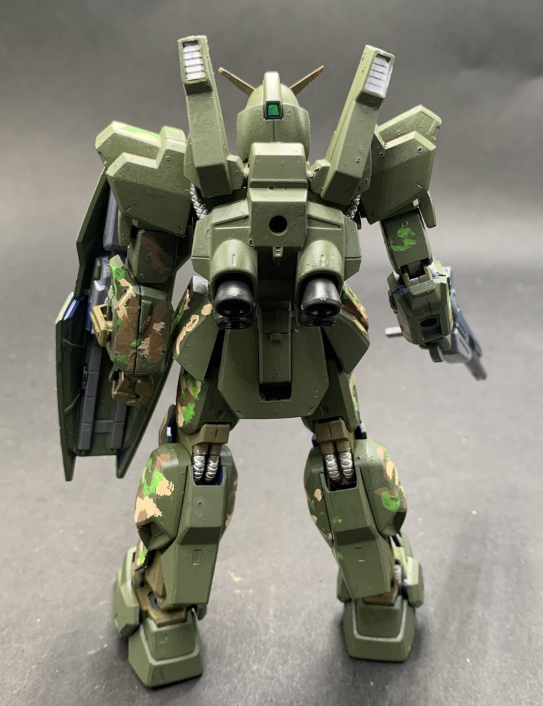 後ろには迷彩柄は描かない。戦車とかもそうらしいですね