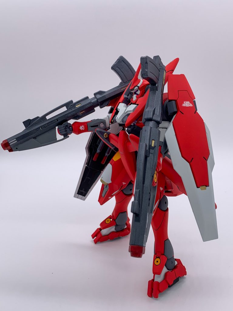 NGNバズーカも装備。弾倉は説明書と逆転にすることで肩と干渉しなくなりました。シールド裏にGNハンドグレネードも装備。装備の切り替えで実弾もビームも撃てます。