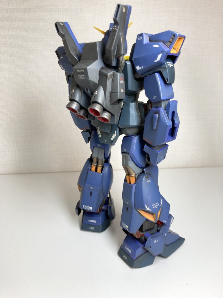 膝裏とバックパックのメッシュパイプは、キット付属のビニールチューブのものは使わず、ハイQパーツ製のメッシュワイヤー3㎜径のものを使用しています。