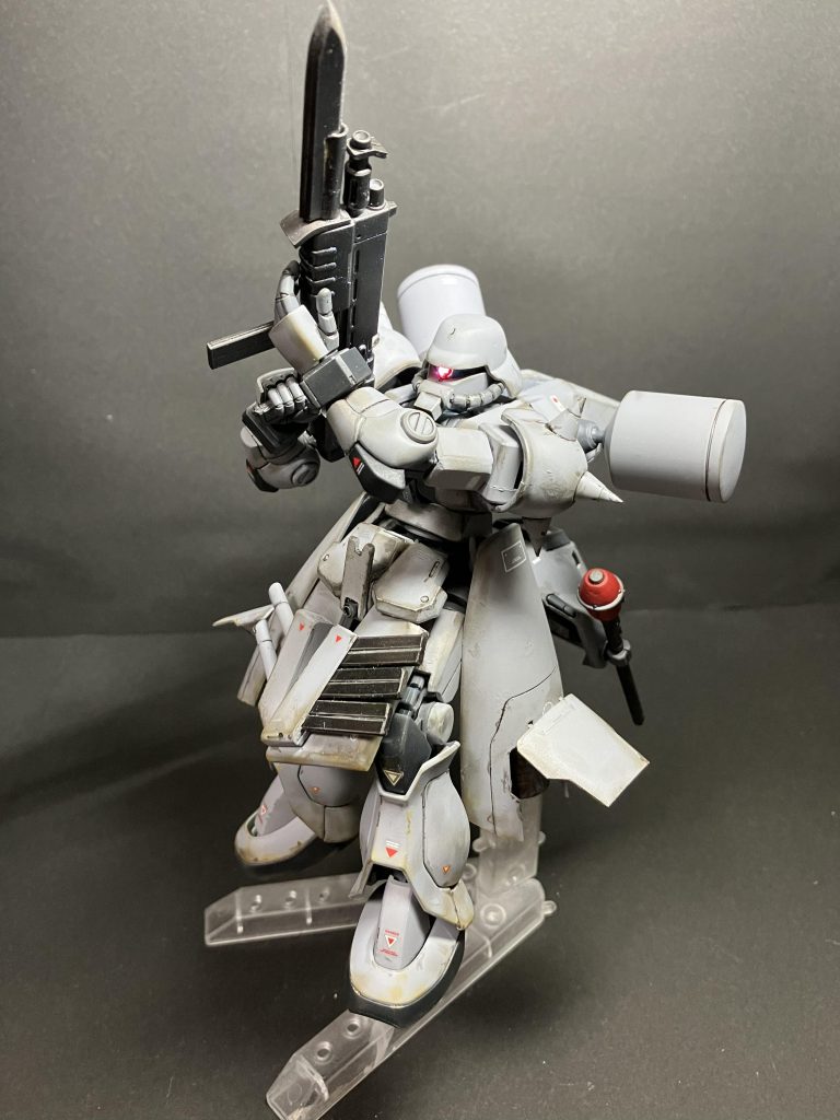 降下ポーズです。サイドスカートがダイブレーキの様に開きます。中には大型バーニアをつけました。ちなみにモノアイは電飾で光ります。