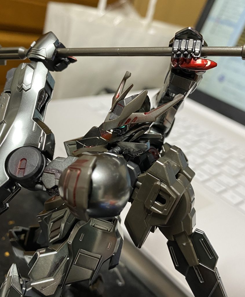 メイスを振りかぶるランナーで確認したところ、アイアンブラッドコーティングとヘビーガンメタリックは自分の目では判別できない程度には同じ色だったのでメッキキットのネックであるゲート跡が目立つ問題に対してレタッチが出来ると思ったまぁ確かに綺麗に塗れたなら目立たなかったでしょうねマーカーで直接ゲート跡だけに塗料を乗せるのはなかなか難度が高く、しかもマーカーはメッキの塗膜を犯してしまうため下手するとゲート跡の周りをどんどん不恰好な塗膜で侵食していってしまうやるなら皿に出して筆で乗せるべきだったまぁこの経験が後々なんちゃってアイアンブラッドコーティングにつながったので結果オーライ