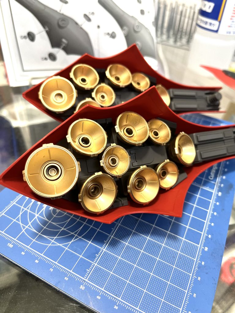 そして無数にあるバーニアは全てゴールドにしてみました。なぜゴールドかというと勿論、百式をインスパイアしているからです！！！