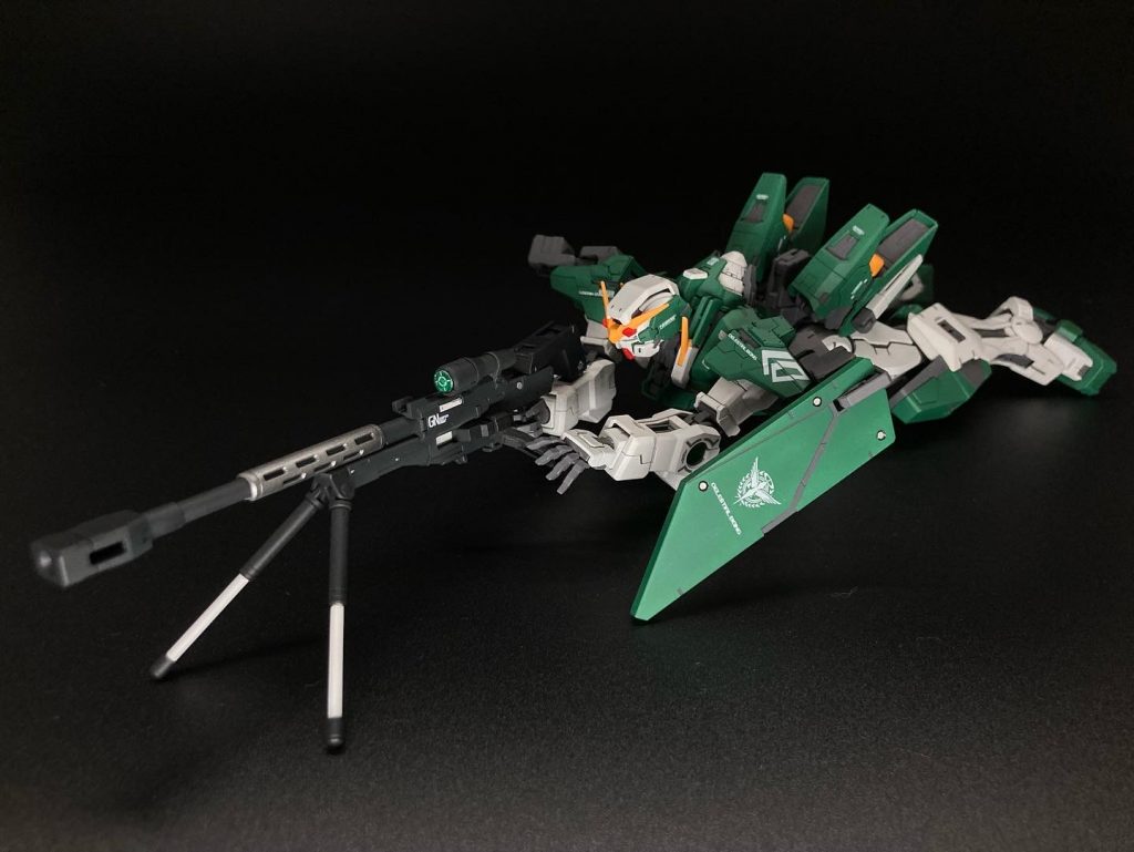 寝そべってスナイパーライフルを構えるデュナメスも。