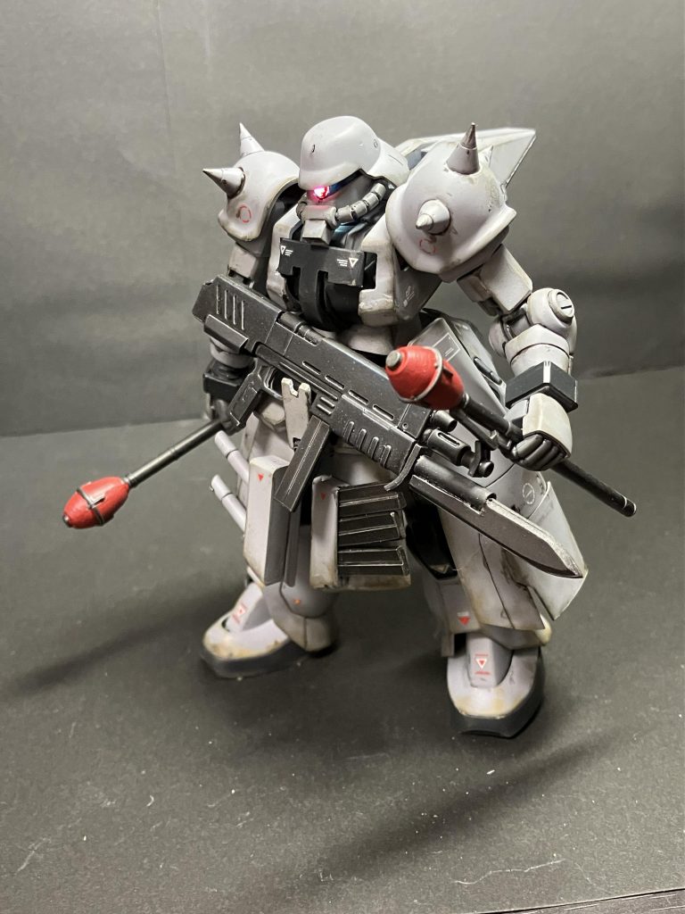 降下したら背中のプロペラントタンクは切り離し。シュツルムファウストを使用する際はマシンガンを胴体前面に固定できます。