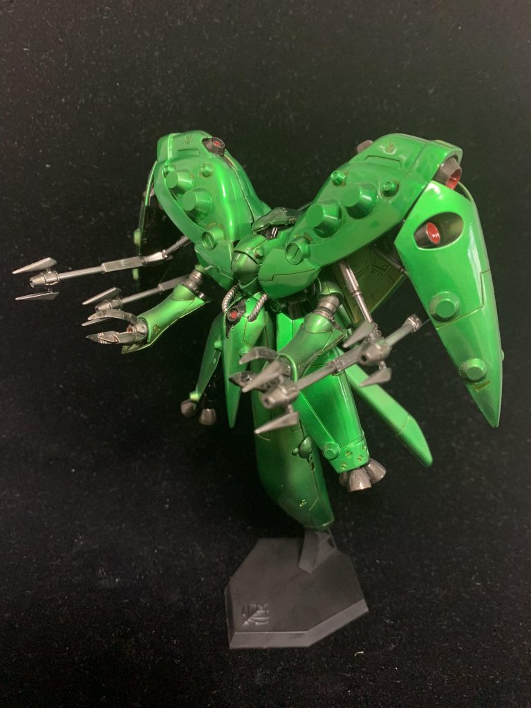 今回使ったカラーは緑：クレオス ゴールドの上にクリアグリーンを重ね吹き銀：クレオス シルバーグレー：クレオス 黒鉄色です。