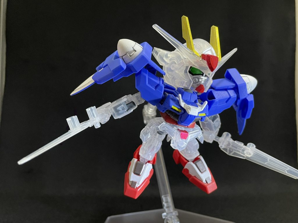 クリアパーツ部分は光沢、通常プラ部分はツヤ消し、とトップコートを吹き分けてみたところ、良い感じにクリア部分が輝いてくれました。