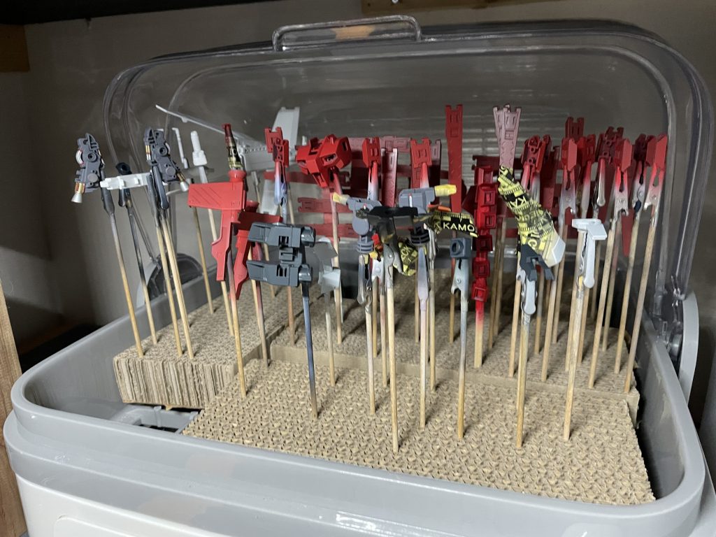 カラーチェンジ！！デフォルトの濃い紺色の下地がカラーチェンジに影響すると考え、ホワイトのサフをふいたのですが、完全に隠蔽すると、ファンネルのディテールが潰れちゃうとか色々考えて、サフを吹く量を最低限にしたから赤色の発色が濁り濃いめに出たのかな？と自己分析。でも多分、赤色の調色に失敗しているような気がしてきましたよ。日々勉強だなぁ。