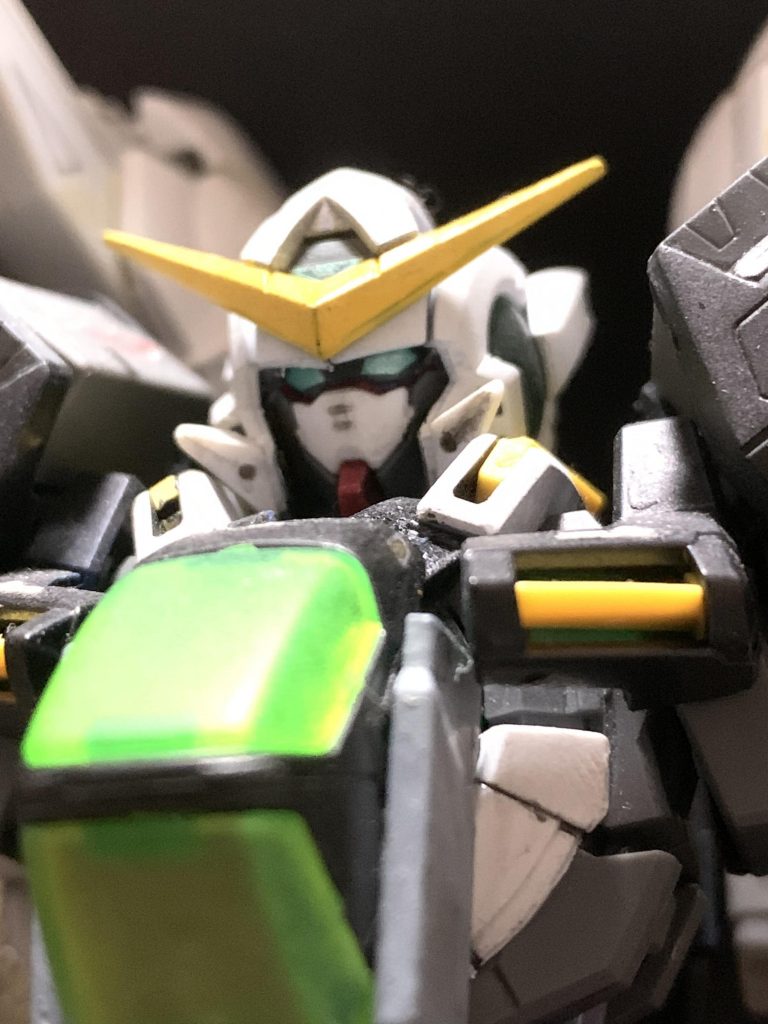 東部はエクシアの頬に、1/100HGのDXの髭を接着。逆に着けてるのでVVになってるけど個人的には好みのバランス。