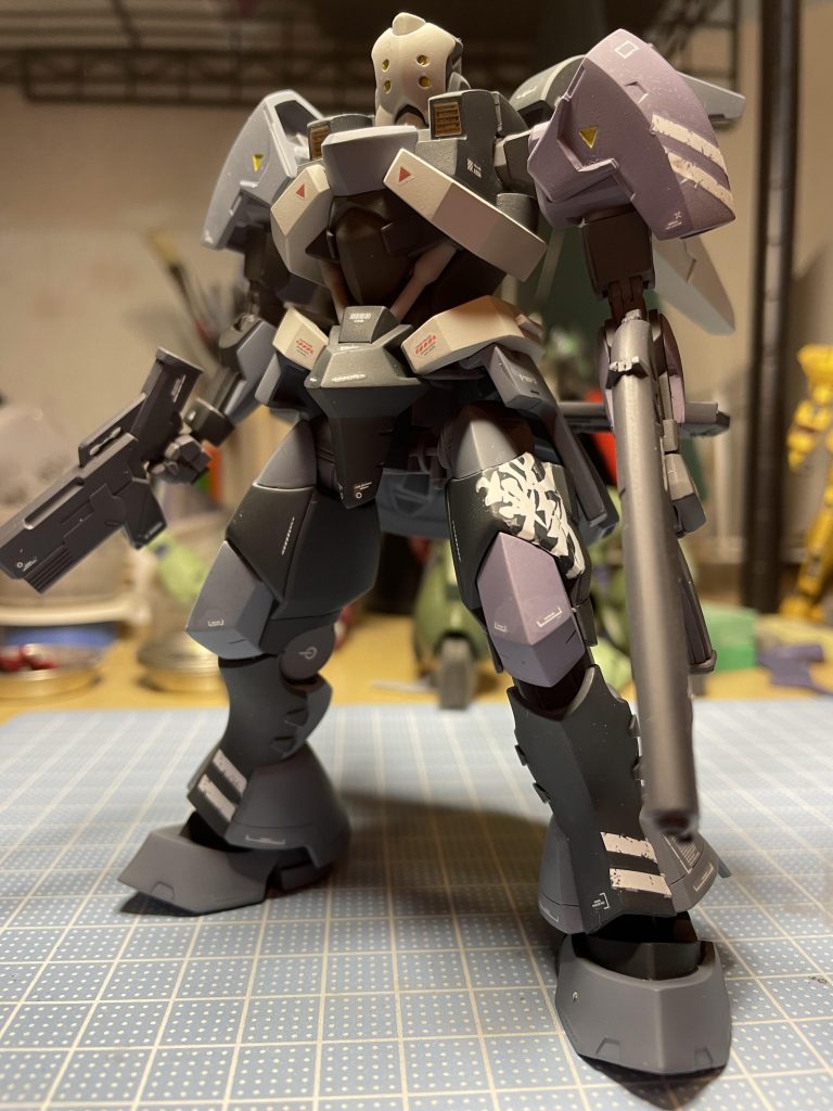 塗装、デカール、ウェザリングの為のつや消しをした状態。専用機と言う設定で左腕、膝のカラーリングの変更と漢字、ラインデカールを追加してみました。ガイアノーツEX-10を初使用しました。吹いた時から中に浸透して光沢を消して行く印象で仕上がりの肌触りはザラザラ。