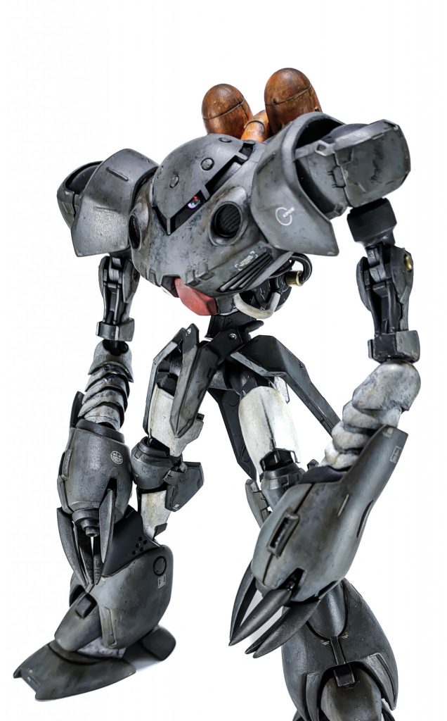 ウェザリングカラーで汚しつつスミ入れをして、ウェザリングマスターやリアルタッチマーカーで汚しを入れています。ここも普段通りですね。なるべくメリハリがつくように意識していますがまだまだ練習中です。ということでズゴックE