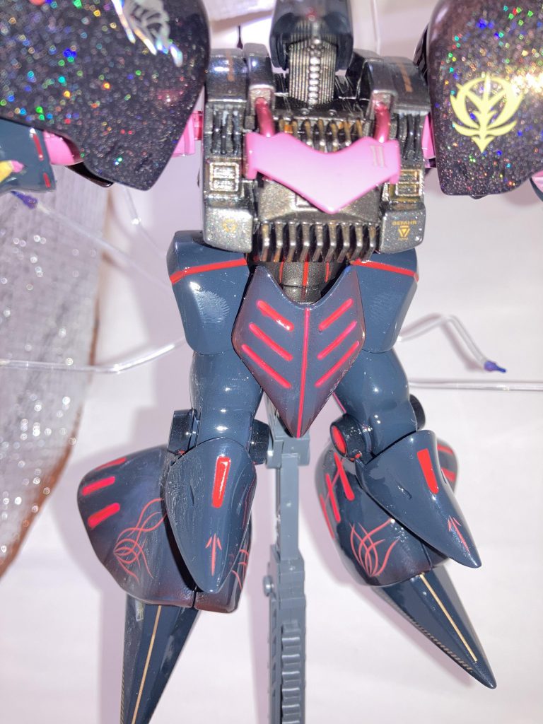 撮影して気付いた指紋べったり。まだ完全乾燥していなかった…当初はデフォルトカラーより少し明るいこの色で全体を塗って、蛍光ピンクでの墨入れで終わる予定でした。