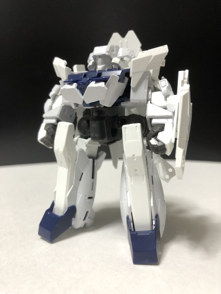 正面です。試行錯誤しながらパズルのように組み合わせてパーツを接着しながら作りました。