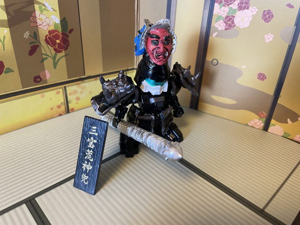 三宝荒神。3方向に睨みをきかす、なかなか迫力ある武装です。合わせて肩鎧にも鬼面を配置。